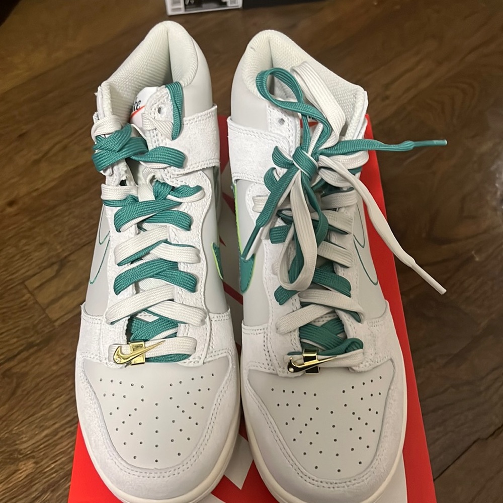 Brand new Nike dunk hi se (gs)